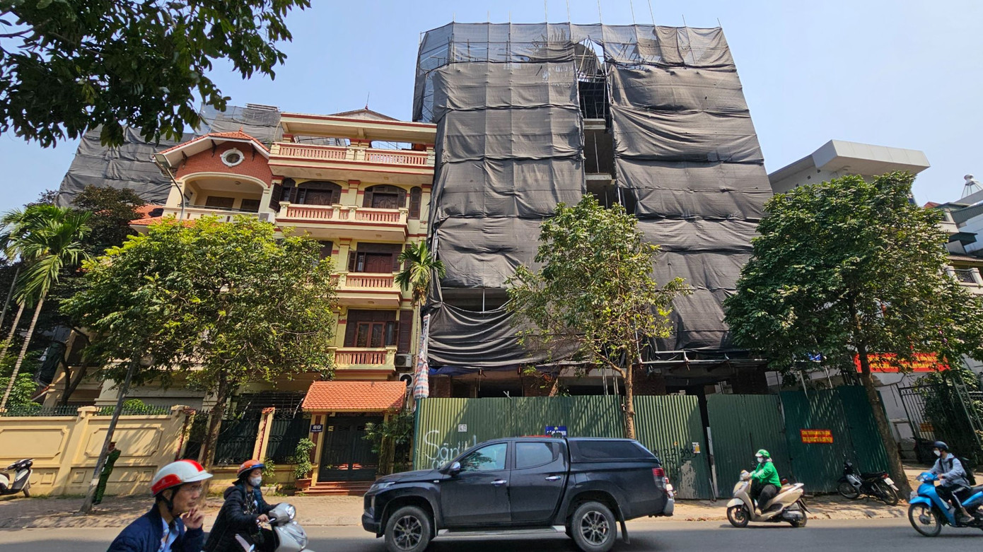 Công trình nhà riêng lẻ tại lô B3 (phía Nam số 13 phố Sơn Tây), quận Ba Đình có quy mô khủng, chiều cao vượt trội so với các công trình liền kề.