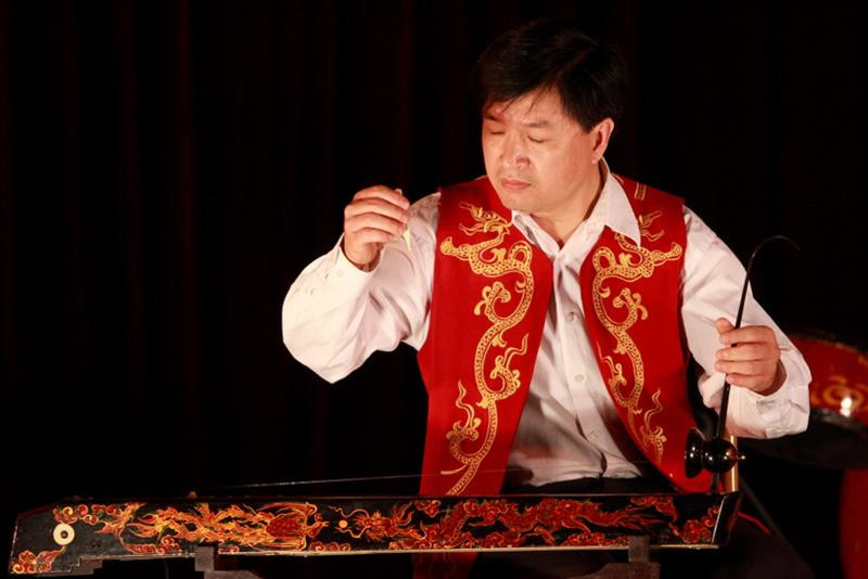 Nghệ sĩ Xuân Bình đã làm say đắm cả hội trường với hai tiết mục độc tấu đàn bầu "Ru con" (dân ca Nam Bộ) và "Lí ngựa ô" (dân ca Trung Bộ)