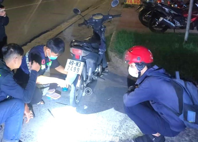 Trần Minh Tuấn cùng bạn bè hỗ trợ vá lốp xe cho người đi đường ban đêm