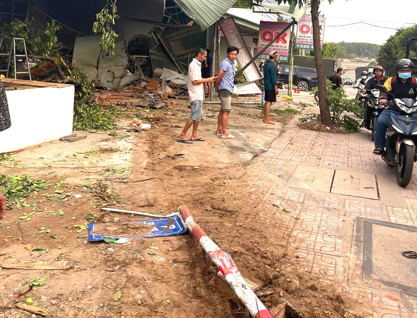 Hướng xe container lao vào loạt ki ốt bên đường