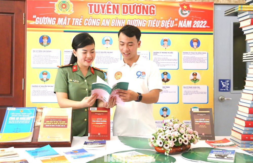 Tuổi trẻ Công an Bình Dương nghiên cứu sách, ảnh tại triển lãm. Tuổi trẻ Công an Bình Dương nghiên cứu sách, ảnh tại triển lãm.