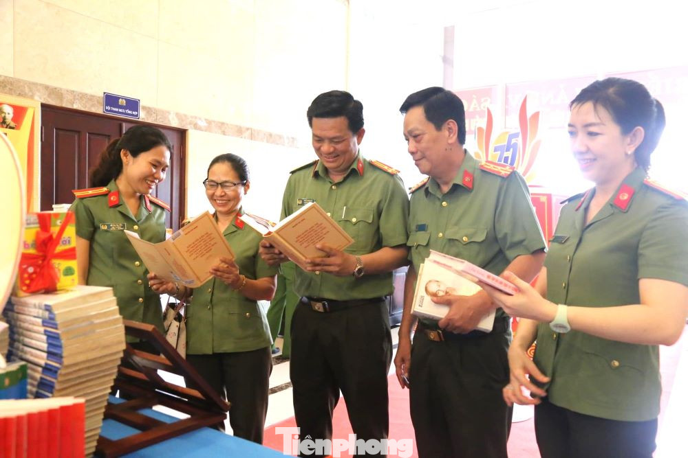 Đại tá Nguyễn Văn Dựt - Phó Bí thư Đảng ủy, Phó giám đốc Công an tỉnh Bình Dương (thứ hai từ phải sang) tham quan tại triển lãm. Đại tá Nguyễn Văn Dựt - Phó Bí thư Đảng ủy, Phó giám đốc Công an tỉnh Bình Dương (thứ hai từ phải sang) tham quan tại triển lãm.