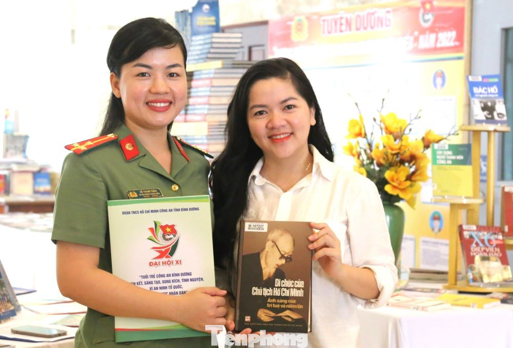 Thượng úy Hồ Thanh Thảo - Bí thư Đoàn thanh niên Công an tỉnh Bình Dương (trái) cho biết, tuổi trẻ Công an Bình Dương thực hiện 20 ảnh rời thiết kế kèm câu nói của Bác Hồ về Công an nhân dân. Thượng úy Hồ Thanh Thảo - Bí thư Đoàn thanh niên Công an tỉnh Bình Dương (trái) cho biết, tuổi trẻ Công an Bình Dương thực hiện 20 ảnh rời thiết kế kèm câu nói của Bác Hồ về Công an nhân dân.