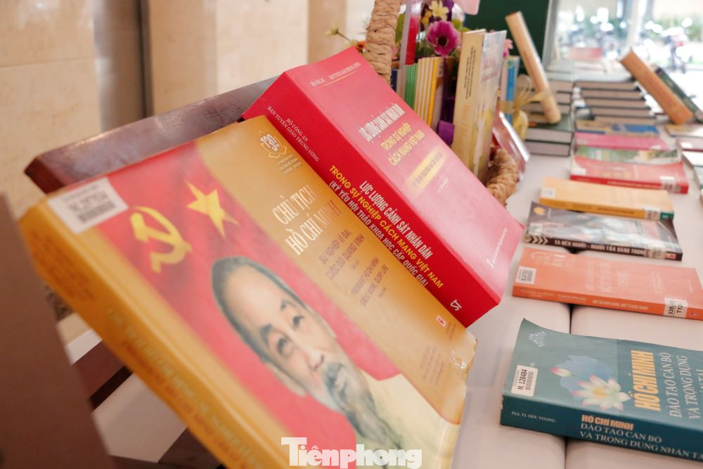 Những cuốn sách viết về Bác Hồ được trưng bày tại triển lãm. Những cuốn sách viết về Bác Hồ được trưng bày tại triển lãm.