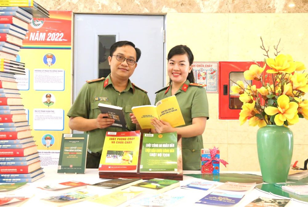 Tại triển lãm trưng bày nhiều cuốn sách hay, ý nghĩa về Công an nhân dân. Tại triển lãm trưng bày nhiều cuốn sách hay, ý nghĩa về Công an nhân dân.