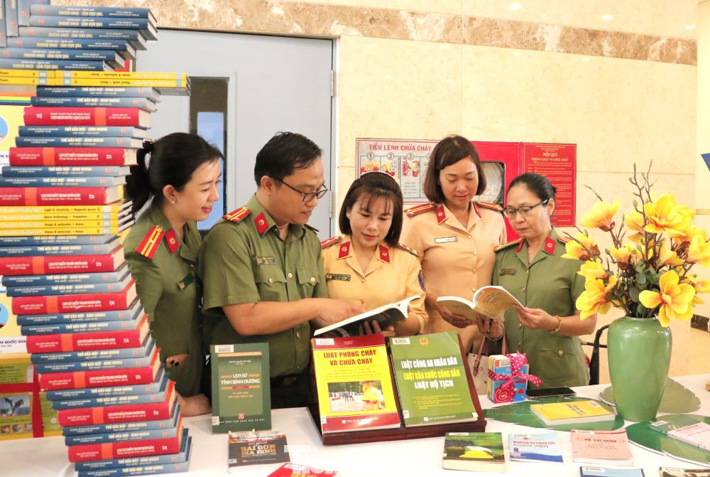 Cán bộ, chiến sĩ xem sách tại triển lãm. Cán bộ, chiến sĩ xem sách tại triển lãm.