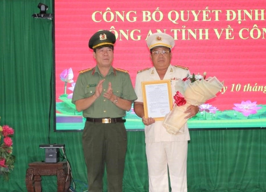 Đại tá Bùi Xuân Thắng, Giám đốc Công an tỉnh Bình Phước (bìa trái) trao quyết định cho thượng tá Nguyễn Anh Tuấn Đại tá Bùi Xuân Thắng, Giám đốc Công an tỉnh Bình Phước (bìa trái) trao quyết định cho thượng tá Nguyễn Anh Tuấn