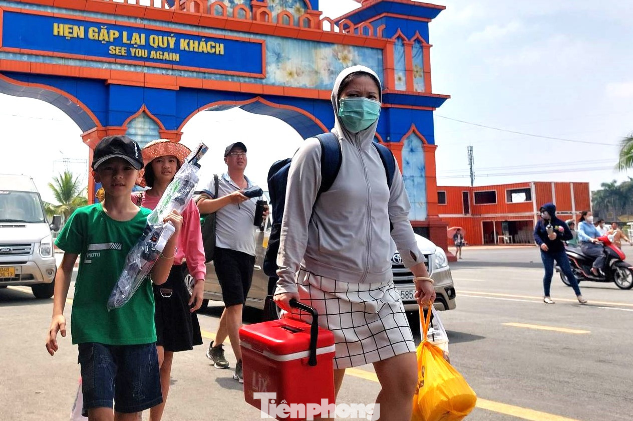 Khu du lịch Đại Nam là công trình du lịch quy mô lớn được xây dựng từ năm 1999 với tổng kinh phí khoảng 6.000 tỷ đồng và bắt đầu mở cửa đón du khách từ ngày 11/9/2008 đến nay.