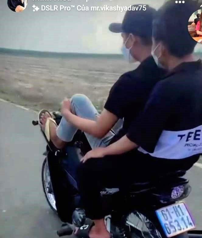 Thanh niên điều khiển xe máy bằng hai chân. Ảnh cắt từ clip