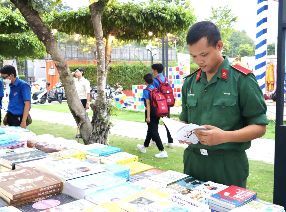 Ngày Sách và Văn hóa đọc Việt Nam năm nay của tỉnh Bình Dương diễn ra từ nay đến hết ngày 24/4, với các hoạt động trưng bày, triển lãm sách.