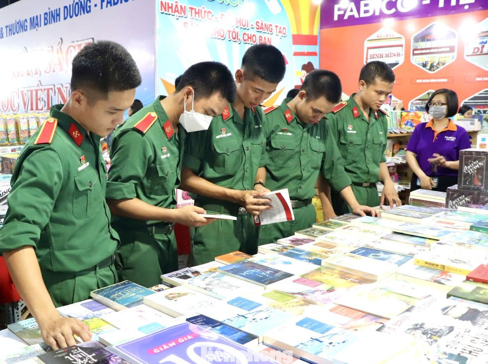 Dịp này, các đơn vị phát hành sách tham gia trưng bày, triển lãm sách và phục vụ nhu cầu mua sắm của bạn đọc; tổ chức chương trình khuyến mãi giảm giá từ 10%-50%, với các mặt hàng sách quốc văn, sách ngoại văn, văn phòng phẩm, dụng cụ học sinh, đồ chơi, đồ lưu niệm.