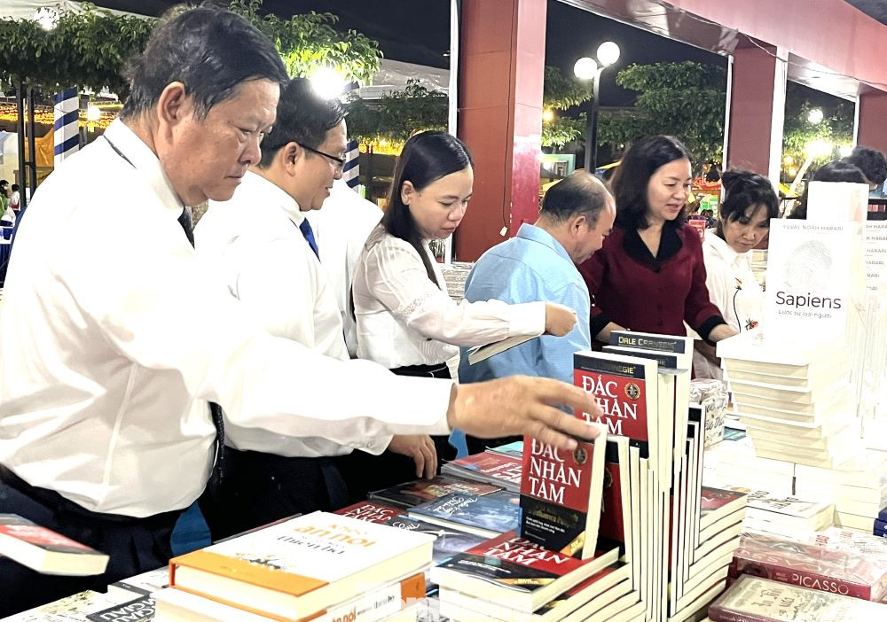 “Để góp phần lan tỏa thói quen đọc sách trong đông đảo quần chúng nhân dân, chúng tôi đề nghị các cấp, ngành tiếp tục tổ chức các chương trình, hoạt động về sách dưới nhiều hình thức khác nhau phù hợp với tình hình thực tế của địa phương, đơn vị để giúp cho người dân có thêm cơ hội tiếp cận với sách”, Phó Giám đốc Sở Thông tin và Truyền thông tỉnh Bình Dương Lê Văn Khánh nói.