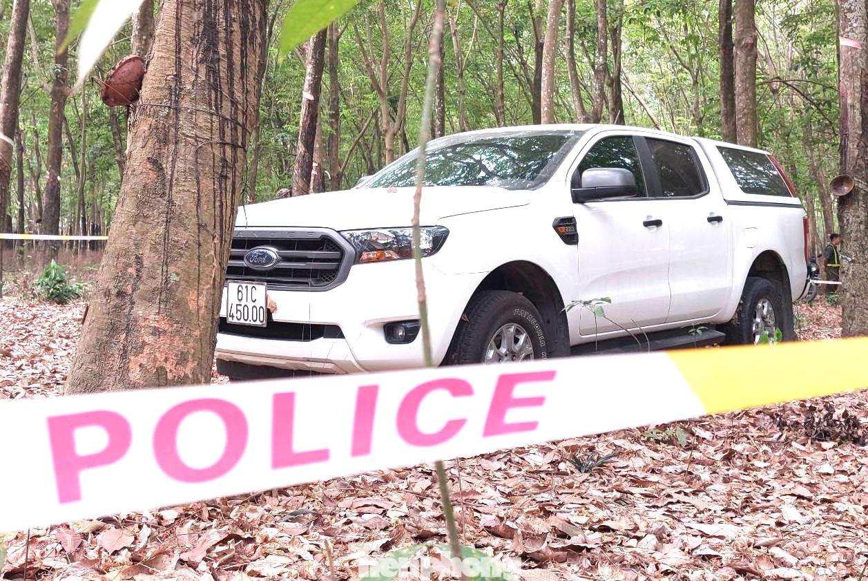 Chiếc ô tô nghi can giấu trong vườn cao su