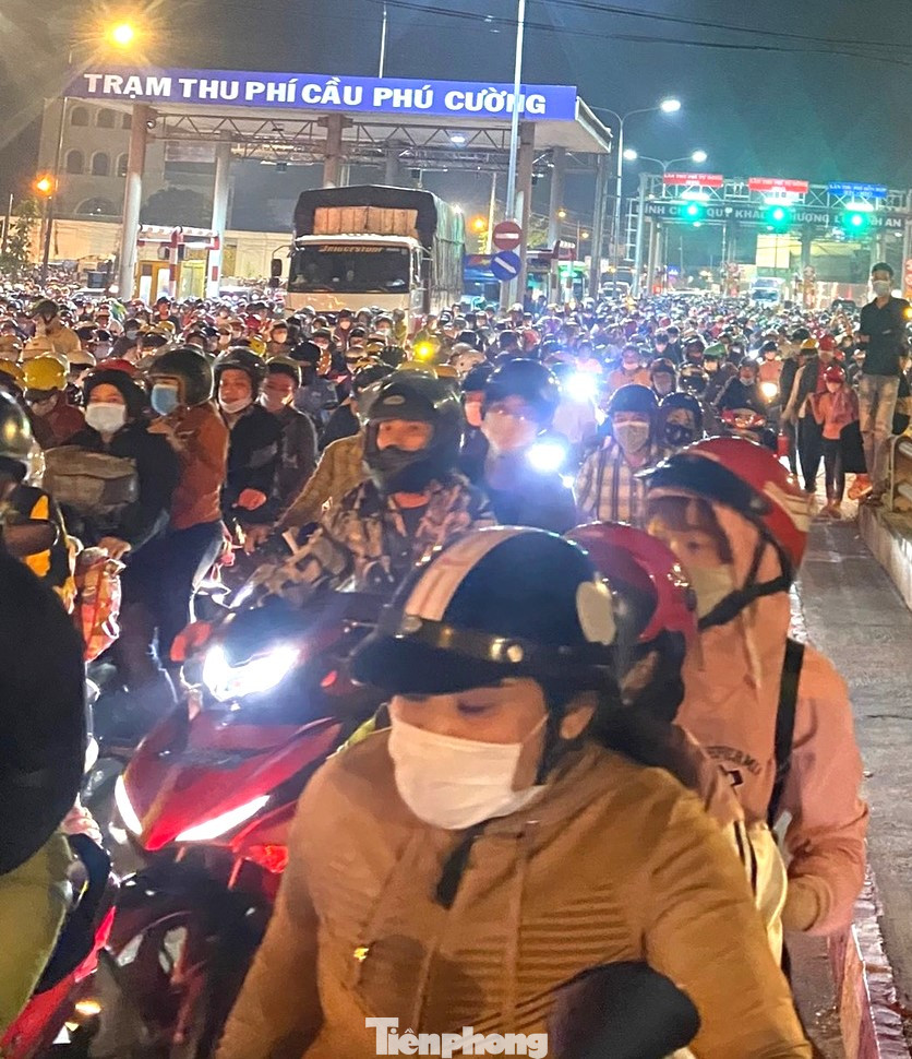 Mặc dù trạm thu phí xả trạm nhưng với lượng phương tiện quá đông, vẫn xảy ra ùn ứ Mặc dù trạm thu phí xả trạm nhưng với lượng phương tiện quá đông, vẫn xảy ra ùn ứ