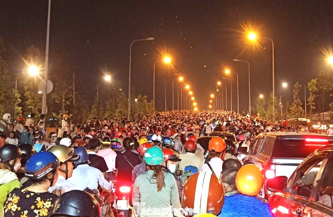 Khu vực cầu Phú Long (TP. Thuận An, Bình Dương) nối Quận 12 (TPHCM) cũng trong tình trạng ùn ứ Khu vực cầu Phú Long (TP. Thuận An, Bình Dương) nối Quận 12 (TPHCM) cũng trong tình trạng ùn ứ