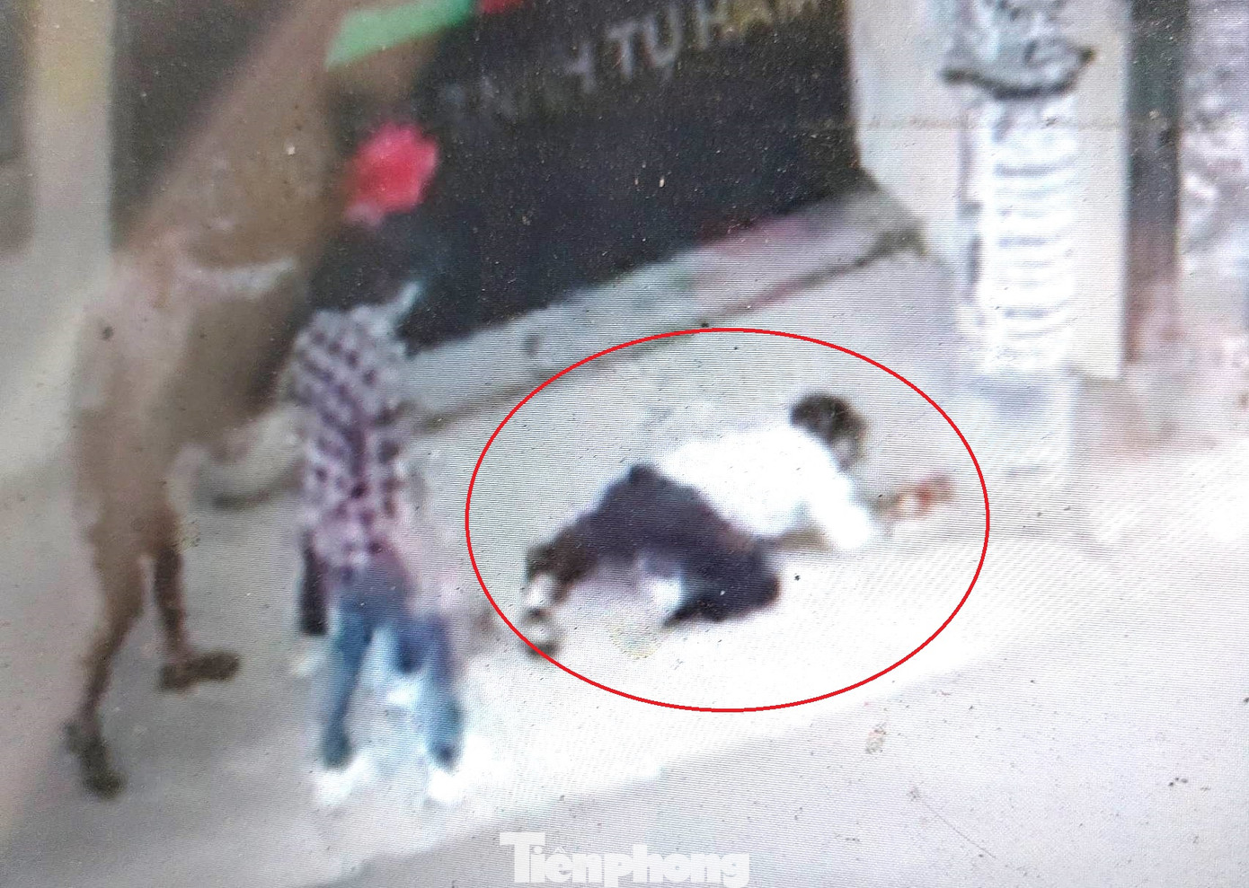 Nam bảo vệ nằm dưới đất khi bị đá vào vùng hàm mặt