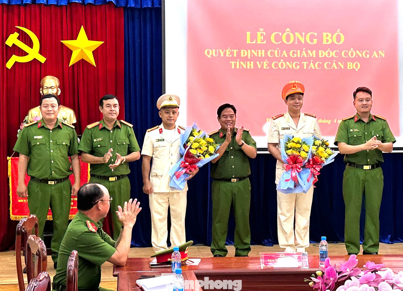 Hai cán bộ được bổ nhiệm nhận hoa chúc mừng Hai cán bộ được bổ nhiệm nhận hoa chúc mừng
