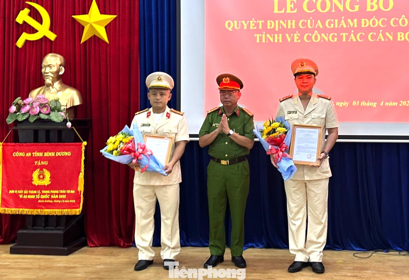 Đại tá Trần Văn Chính (giữa) trao quyết định cho thượng tá Trần Minh Nhựt (bìa trái) và đại uý Trần Văn Thông (bìa phải) Đại tá Trần Văn Chính (giữa) trao quyết định cho thượng tá Trần Minh Nhựt (bìa trái) và đại uý Trần Văn Thông (bìa phải)