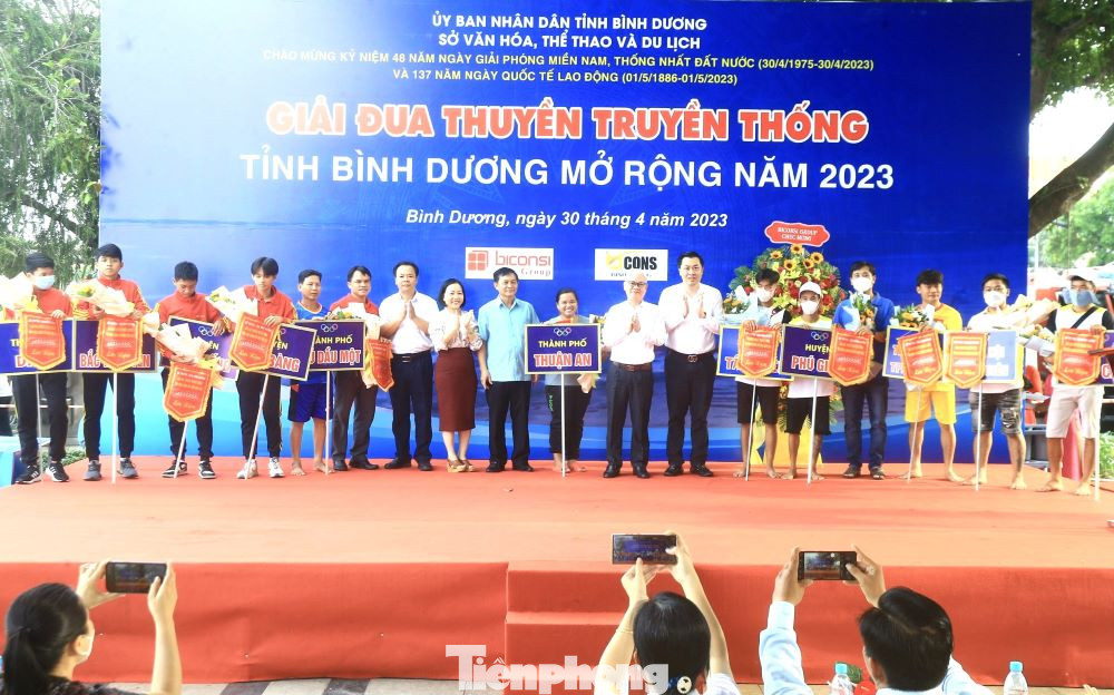 Lãnh đạo tỉnh Bình Dương tặng hoa chúc mừng các đội tham gia giải