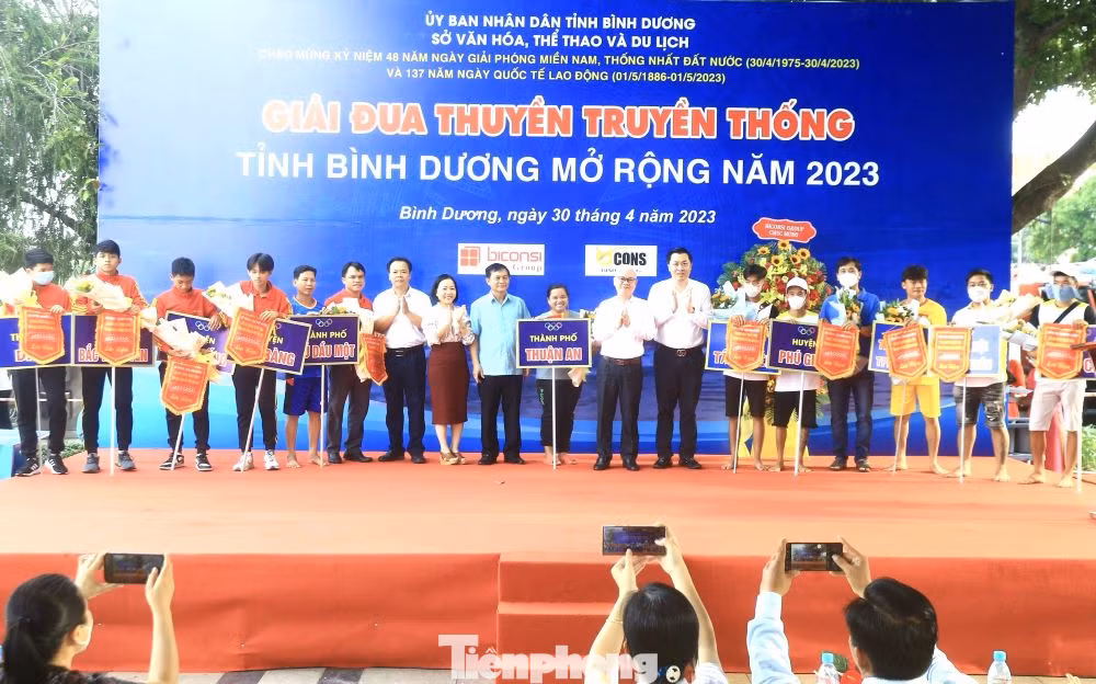 Lãnh đạo tỉnh Bình Dương tặng hoa chúc mừng các đội tham gia giải Lãnh đạo tỉnh Bình Dương tặng hoa chúc mừng các đội tham gia giải