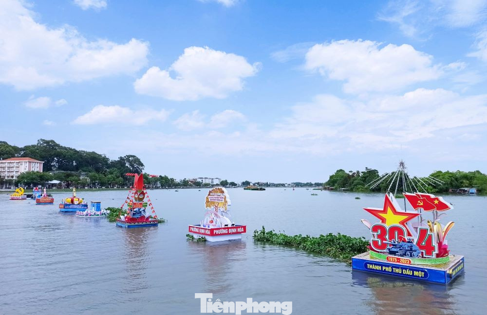 Trong ngày 30/4 có các hoạt động: Hội thi thiết kế hoa đăng, thả hoa đăng, diễu hành xe loa tuyên truyền lưu động, biểu diễn đờn ca tài tử, trình diễn guốc mộc truyền thống kết hợp trang phục áo dài, áo bà ba cùng với giải đua thuyền truyền thống tỉnh Bình Dương do Sở Văn hóa, Thể thao và Du lịch tỉnh Bình Dương tổ chức…Ngoài ra, các hoạt động như: Ẩm thực đường phố, trưng bày và thi công làm guốc mộc, triển lãm tranh, ảnh về lịch sử đấu tranh của dân tộc qua hai cuộc kháng chiến chống Pháp và Mỹ cũng được tổ chức trong dịp này.