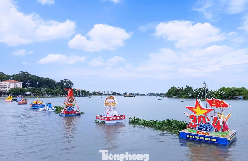 Trong ngày 30/4 có các hoạt động: Hội thi thiết kế hoa đăng, thả hoa đăng, diễu hành xe loa tuyên truyền lưu động, biểu diễn đờn ca tài tử, trình diễn guốc mộc truyền thống kết hợp trang phục áo dài, áo bà ba cùng với giải đua thuyền truyền thống tỉnh Bình Dương do Sở Văn hóa, Thể thao và Du lịch tỉnh Bình Dương tổ chức…Ngoài ra, các hoạt động như: Ẩm thực đường phố, trưng bày và thi công làm guốc mộc, triển lãm tranh, ảnh về lịch sử đấu tranh của dân tộc qua hai cuộc kháng chiến chống Pháp và Mỹ cũng được tổ chức trong dịp này. Trong ngày 30/4 có các hoạt động: Hội thi thiết kế hoa đăng, thả hoa đăng, diễu hành xe loa tuyên truyền lưu động, biểu diễn đờn ca tài tử, trình diễn guốc mộc truyền thống kết hợp trang phục áo dài, áo bà ba cùng với giải đua thuyền truyền thống tỉnh Bình Dương do Sở Văn hóa, Thể thao và Du lịch tỉnh Bình Dương tổ chức…Ngoài ra, các hoạt động như: Ẩm thực đường phố, trưng bày và thi công làm guốc mộc, triển lãm tranh, ảnh về lịch sử đấu tranh của dân tộc qua hai cuộc kháng chiến chống Pháp và Mỹ cũng được tổ chức trong dịp này.