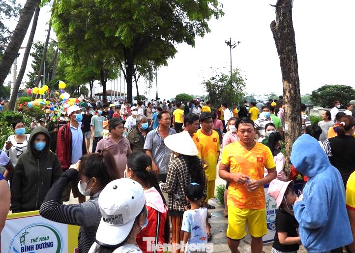 Rất đông người dân đến xem đua thuyền