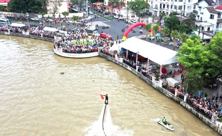 Đến tham gia giải có 10 đội đua từ 9 huyện, thị xã, thành phố trực thuộc tỉnh Bình Dương (trong đó, TP Tân Uyên có 2 đội). Các đội đã cùng nhau tranh tài sôi nổi ở 2 cự ly: 500m và 3.000m trên sông Sài Gòn, đoạn qua TP Thủ Dầu Một.