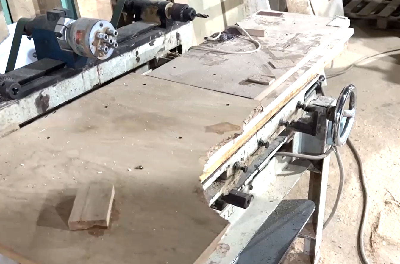 Bàn gỗ nơi anh N rơi xuống