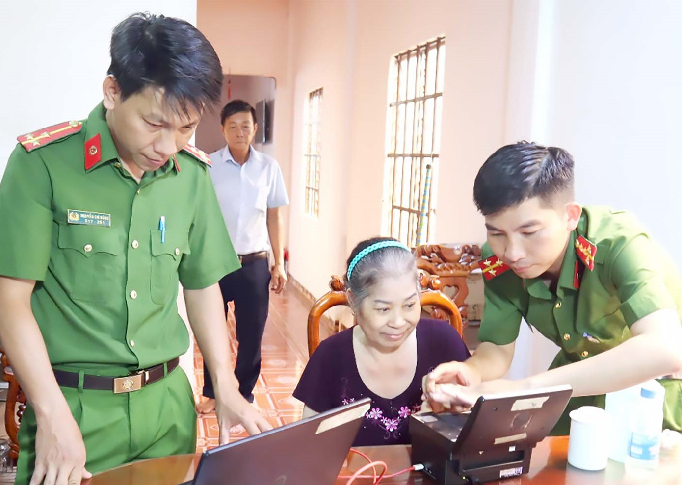 Công an Bình Phước đến tận nhà cấp CCCD cho người dân