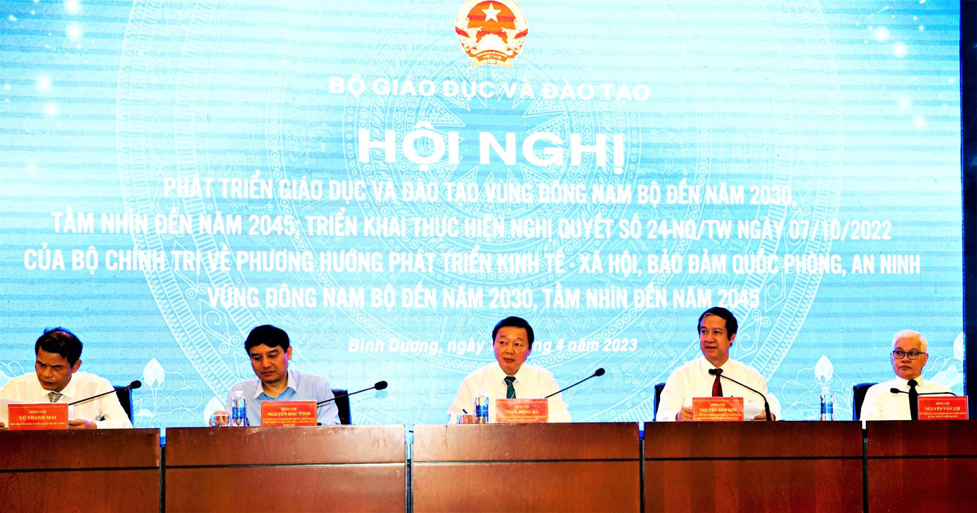 Tham dự hội nghị có Phó Thủ tướng Chính phủ Trần Hồng Hà; ông Y Thanh Hà Niê Kđăm, Chủ tịch Hội đồng Dân tộc của Quốc hội; ông Hầu A Lềnh, Bộ trưởng, Chủ nhiệm Ủy ban Dân tộc; ông Nguyễn Đắc Vinh, Chủ nhiệm Ủy ban Văn hóa, Giáo dục Quốc hội; ông Nguyễn Kim Sơn, Bộ trưởng Bộ GD-ĐT.