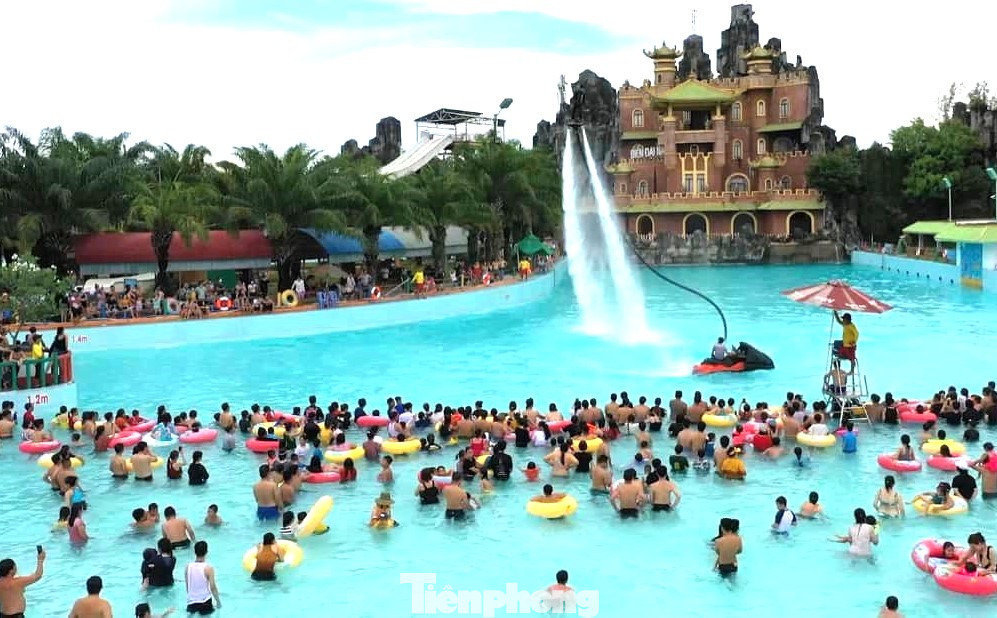 Với tổng diện tích giai đoạn 1 là 261ha, giai đoạn 2 là 450ha, Lạc cảnh Đại Nam Văn Hiến có đủ cả biển, hồ, sông, núi (nhân tạo) và các tường thành. Trong đó, điểm nhấn quan trọng nhất là đền thờ Đại Nam hay còn gọi là Kim Điện và dãy núi Bảo Sơn.