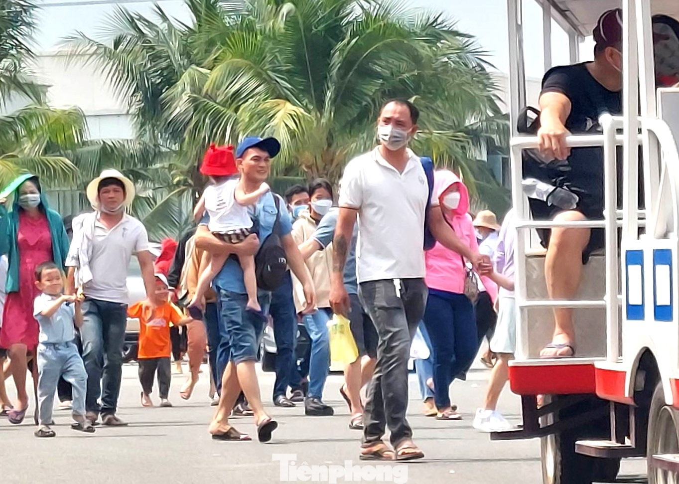 Dịp lễ 30/4, khu du lịch Đại Nam miễn phí vé vào cổng. Tuy vậy, các khu vui chơi, giải trí đều tính phí từ 40 đến 200.000 đồng/lượt.