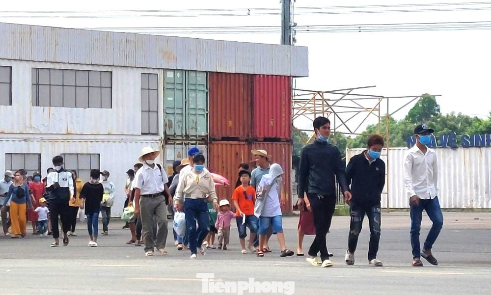 Du khách đủ mọi lứa tuổi đến tham quan khu du lịch lớn nhất tỉnh Bình Dương