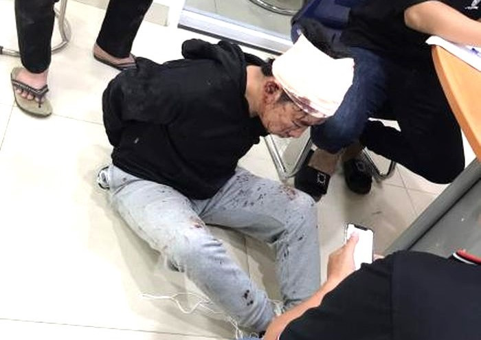 Nguyễn Tấn Phát khi bị bắt giữ tại ngân hàng Nguyễn Tấn Phát khi bị bắt giữ tại ngân hàng