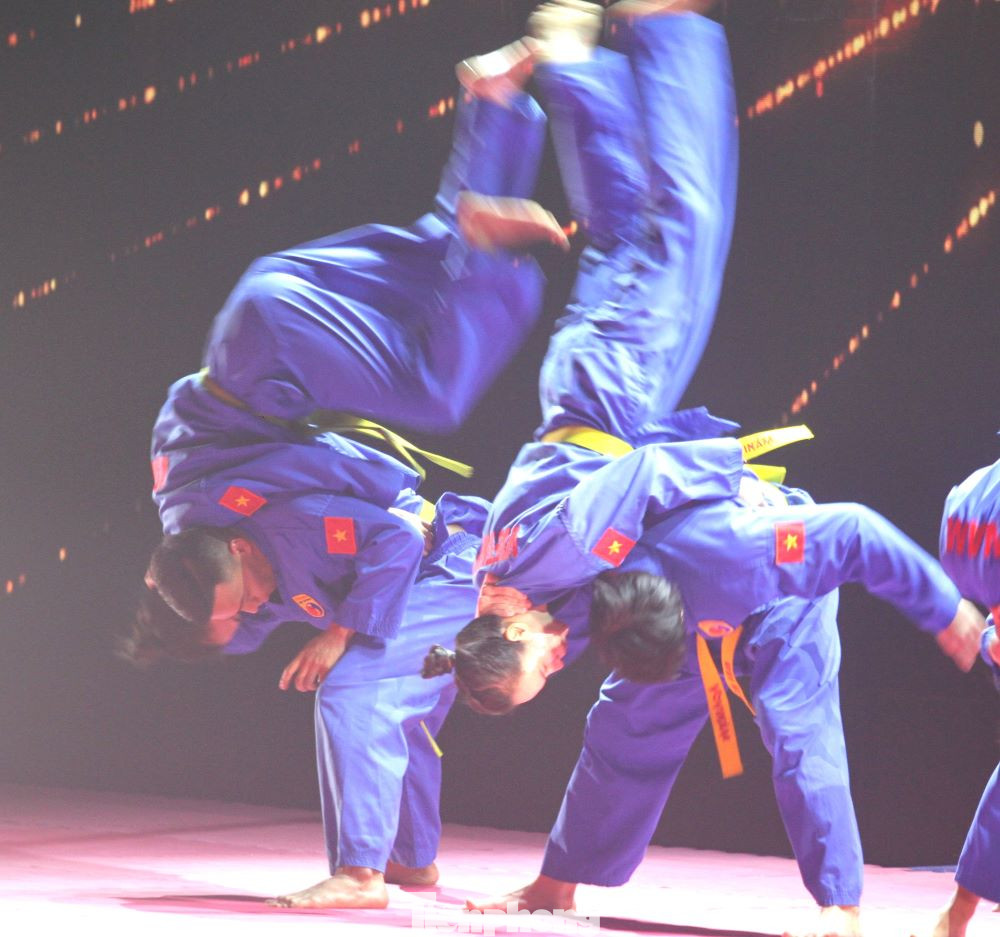 Võ sinh biểu diễn chiêu quật ngã đối phương. Ảnh: Hương Chi Võ sinh biểu diễn chiêu quật ngã đối phương. Ảnh: Hương Chi