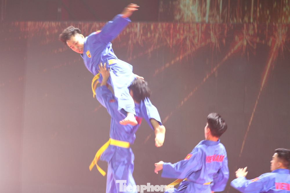 Biểu diễn kỹ thuật đặt trưng của môn võ Vovinam. Ảnh: Hương Chi Biểu diễn kỹ thuật đặt trưng của môn võ Vovinam. Ảnh: Hương Chi