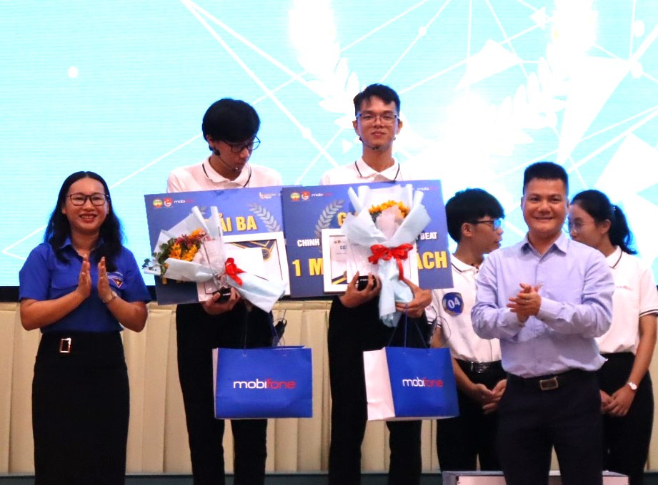 Ban tổ chức trao thưởng cho các thí sinh Ban tổ chức trao thưởng cho các thí sinh