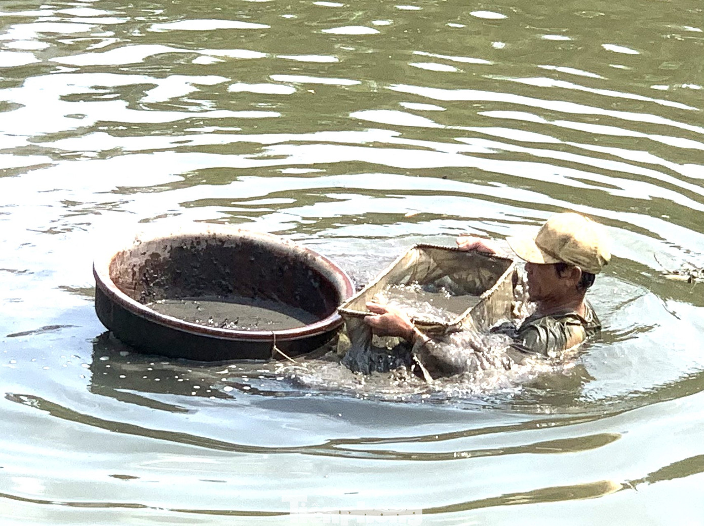 Ngâm mình trong nước suốt thời gian dài, trộn với bùn là vô vàn chất thải rắn… khiến cơ thể những người săn trùn dễ bị viêm da do vi khuẩn xâm nhập. Ngâm mình trong nước suốt thời gian dài, trộn với bùn là vô vàn chất thải rắn… khiến cơ thể những người săn trùn dễ bị viêm da do vi khuẩn xâm nhập.