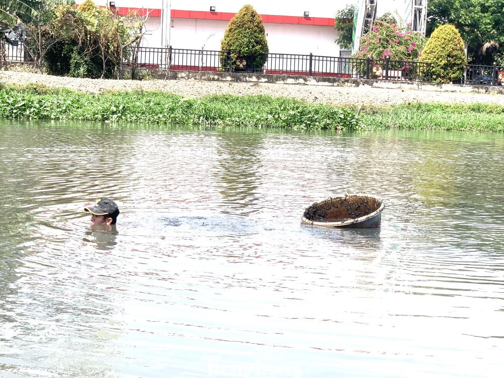 Ông Đặng Đức Nhân (53 tuổi, ngụ quận Gò Vấp, TPHCM) cho hay, đã làm nghề bắt trùn chỉ được gần 10 năm nay. Nước rút nhưng không quá cạn là thời điểm dễ bắt trùn chỉ nhất. Ông Đặng Đức Nhân (53 tuổi, ngụ quận Gò Vấp, TPHCM) cho hay, đã làm nghề bắt trùn chỉ được gần 10 năm nay. Nước rút nhưng không quá cạn là thời điểm dễ bắt trùn chỉ nhất.