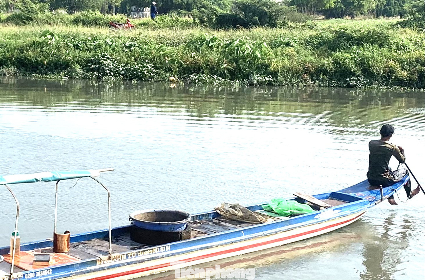 Anh Nguyễn Hoàng, một thợ săn trùn chỉ cho biết, săn trùn chỉ vất vả nhưng mỗi ngày anh cũng kiếm được vài trăm, có hôm được cả triệu đồng. "Có bao nhiêu trùn đều bán hết trong tích tắc vì nhu cầu quá lớn”, anh Hoàng chia sẻ. Anh Nguyễn Hoàng, một thợ săn trùn chỉ cho biết, săn trùn chỉ vất vả nhưng mỗi ngày anh cũng kiếm được vài trăm, có hôm được cả triệu đồng. "Có bao nhiêu trùn đều bán hết trong tích tắc vì nhu cầu quá lớn”, anh Hoàng chia sẻ.