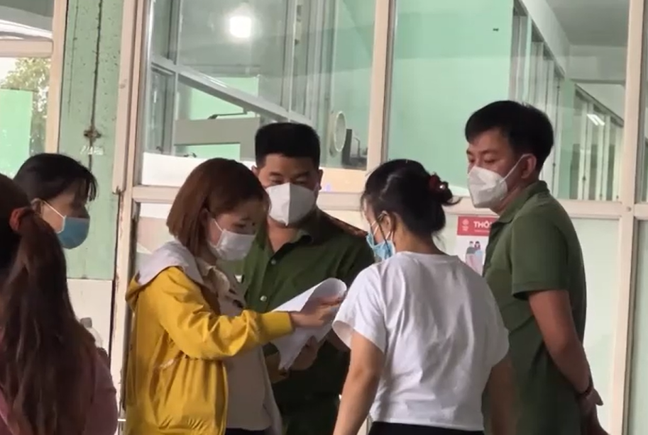 Công an làm việc với người thân của nạn nhân