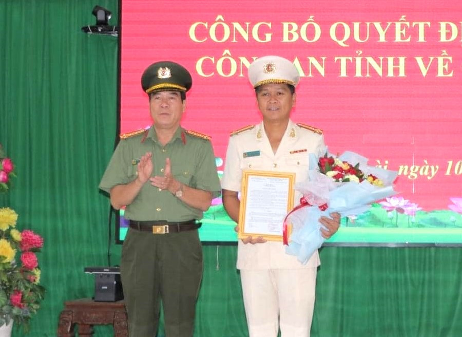 Đại tá Bùi Xuân Thắng, Giám đốc Công an tỉnh Bình Phước (bìa trái) trao quyết định cho thượng tá Ngô Thanh Hòa Đại tá Bùi Xuân Thắng, Giám đốc Công an tỉnh Bình Phước (bìa trái) trao quyết định cho thượng tá Ngô Thanh Hòa