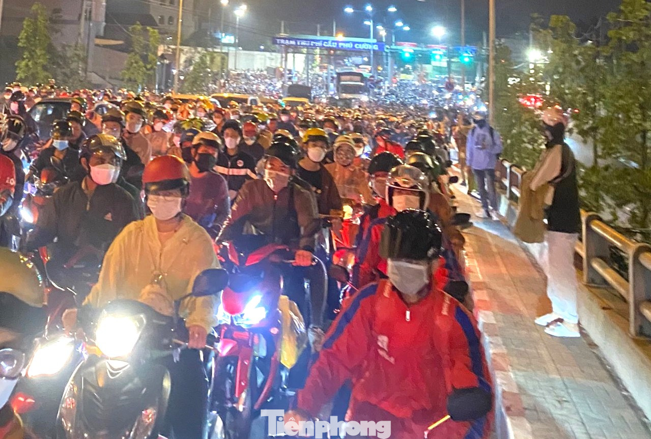 Hàng vạn xe máy chôn chân ở khu vực cầu Phú Cường Hàng vạn xe máy chôn chân ở khu vực cầu Phú Cường