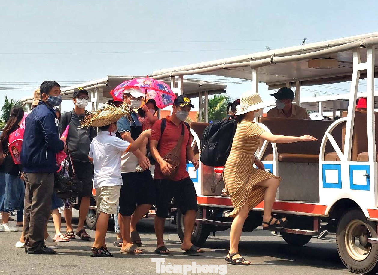 Du khách lên xe để di chuyển đến các điểm vui chơi. Khu du lịch có nhiều hạng mục thu hút khách du lịch như vườn thú mở, biển nhân tạo và khu vui chơi giải trí.