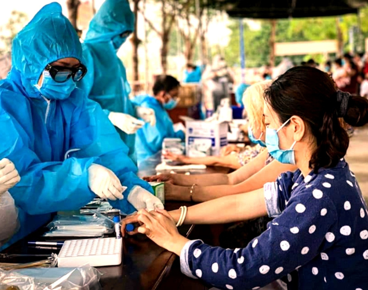 Người dân đi xét nghiệm ở Bình Dương Ảnh tư liệu