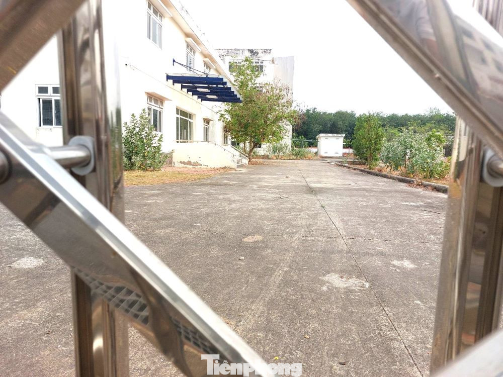 Cổng chính được khóa lại bằng cửa máy