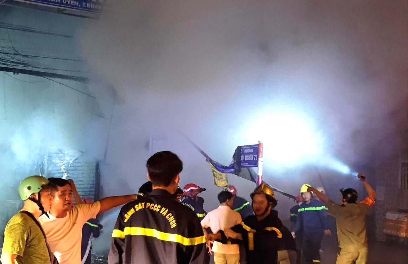 Lực lượng chức năng nỗ lực khống chế ngọn lửa Lực lượng chức năng nỗ lực khống chế ngọn lửa