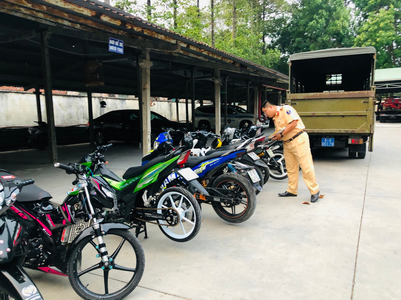 Công an tạm giữ nhiều xe máy