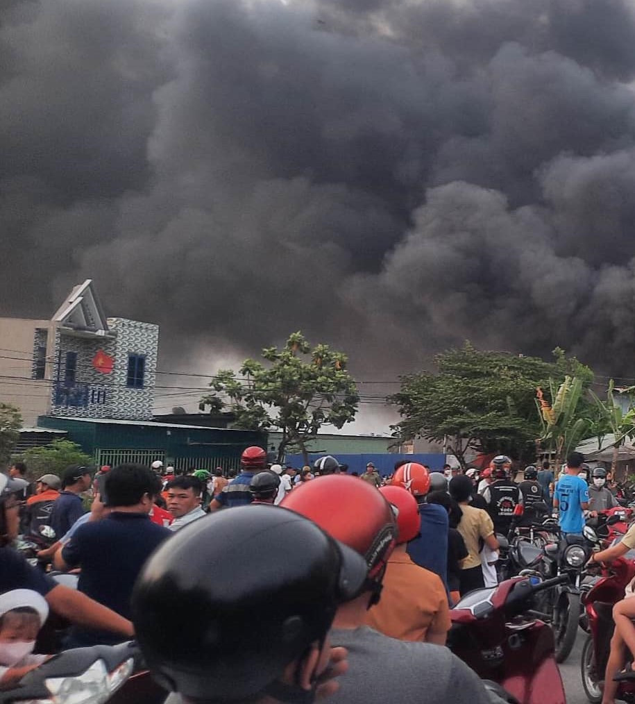 Khói bao trùm khu vực